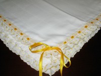 Fralda Com Bordado Inglês e Fita de Seda Amarelo Ouro